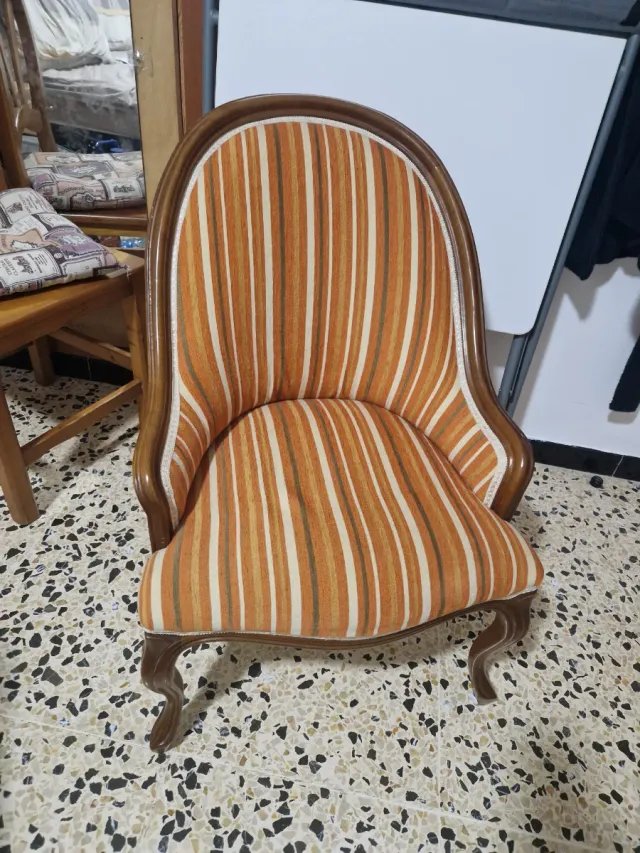 Sillón tapizado rayas madera