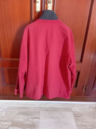 Chaqueta cortavientos hombre roja