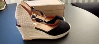 Cuñas negras y beige mujer