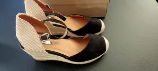 Cuñas negras y beige mujer
