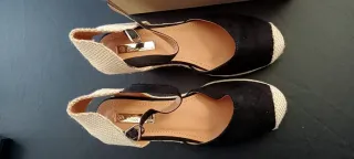 Cuñas negras y beige mujer