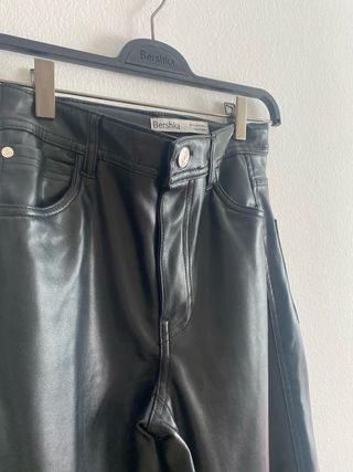 Pantalón cuero negro