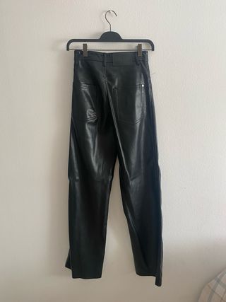 Pantalón cuero negro