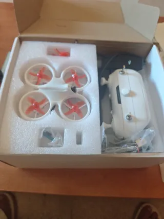 Dron blanco con mando