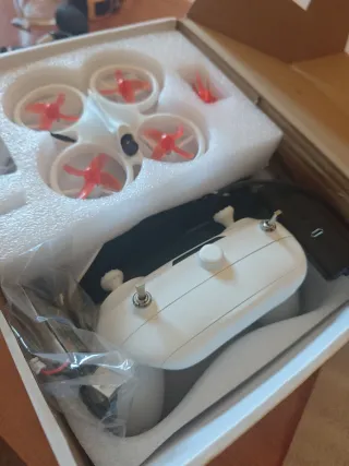 Dron blanco con mando