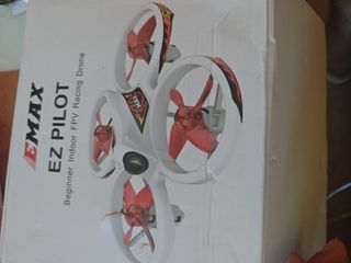 Dron blanco con mando