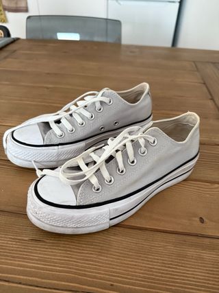Converse grises talla 37
Veja talla 44