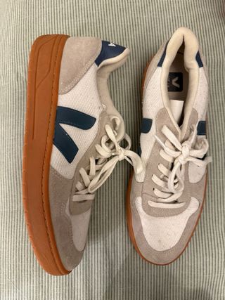 Converse grises talla 37
Veja talla 44