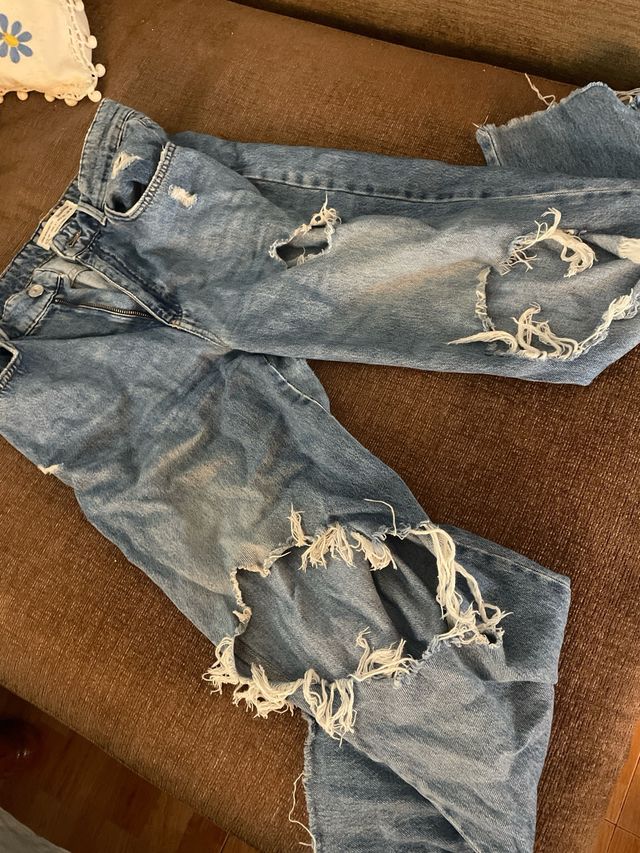 Vaqueros azules rotos