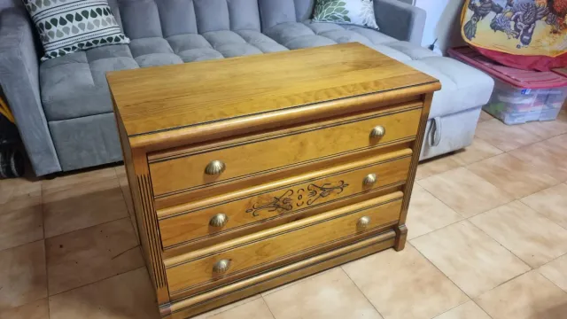 Cómoda de madera con tiradores dorados