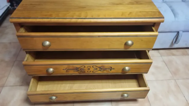 Cómoda de madera con tiradores dorados