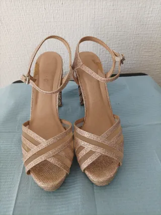 Zapatos de tacón dorados brillantes