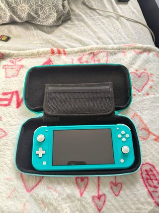 Nintendo Switch Lite + Pokemon Let's Go Pikachu