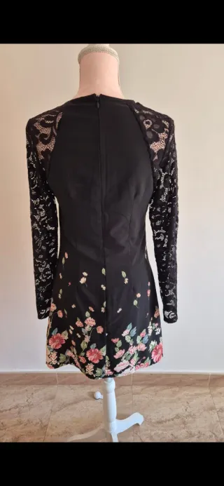 Vestido negro con flores 