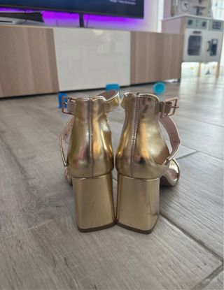 Sandalias doradas tacón Primark 36-37