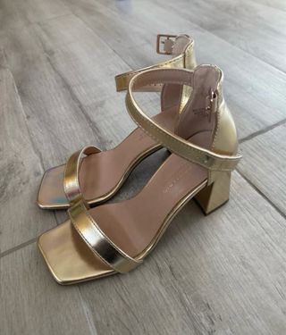 Sandalias doradas tacón Primark 36-37