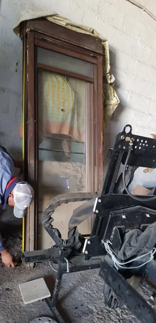 Puerta de aluminio con todas sus piezas, pantallas