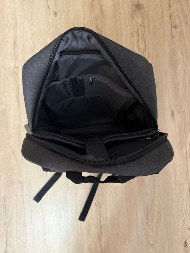 Mochila reforzada gris oscuro, compartimento portá