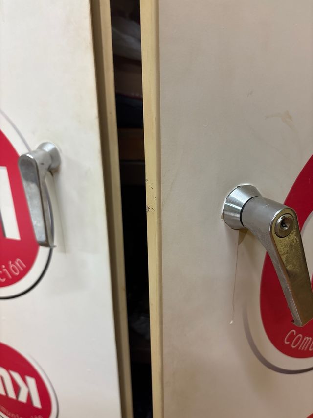 Armario metálico beige y marrón