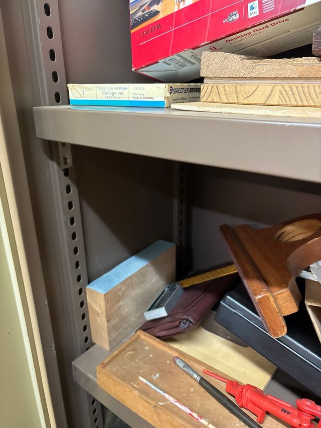 Armario metálico beige y marrón