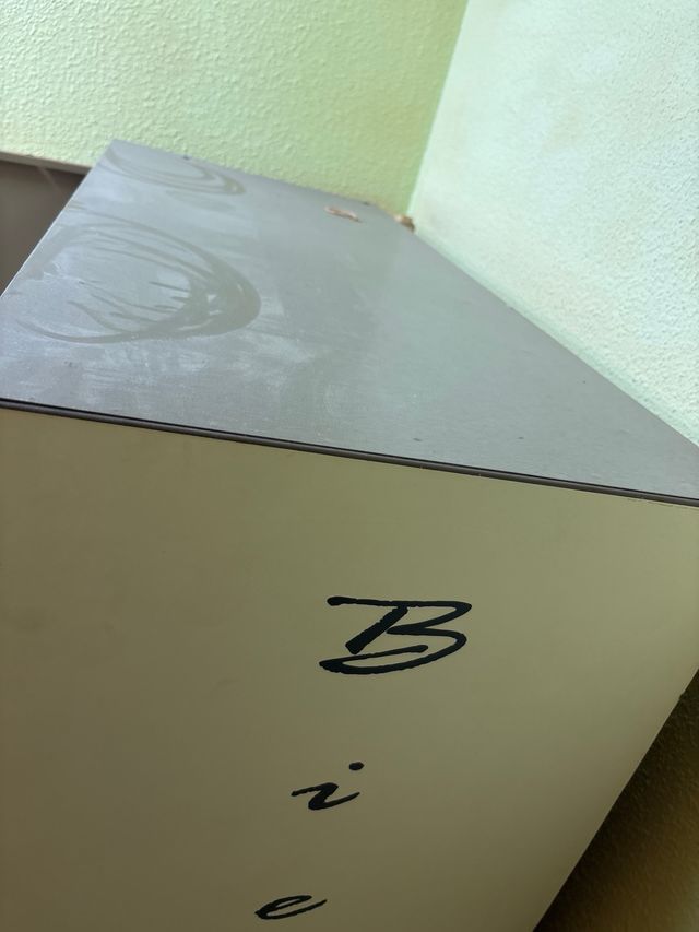 Armario metálico beige y marrón