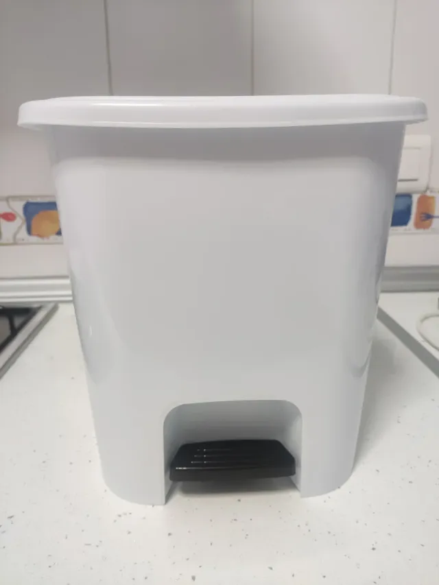 Papelera blanca con pedal + carteras