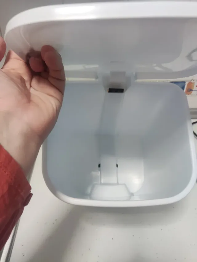 Papelera blanca con pedal + carteras