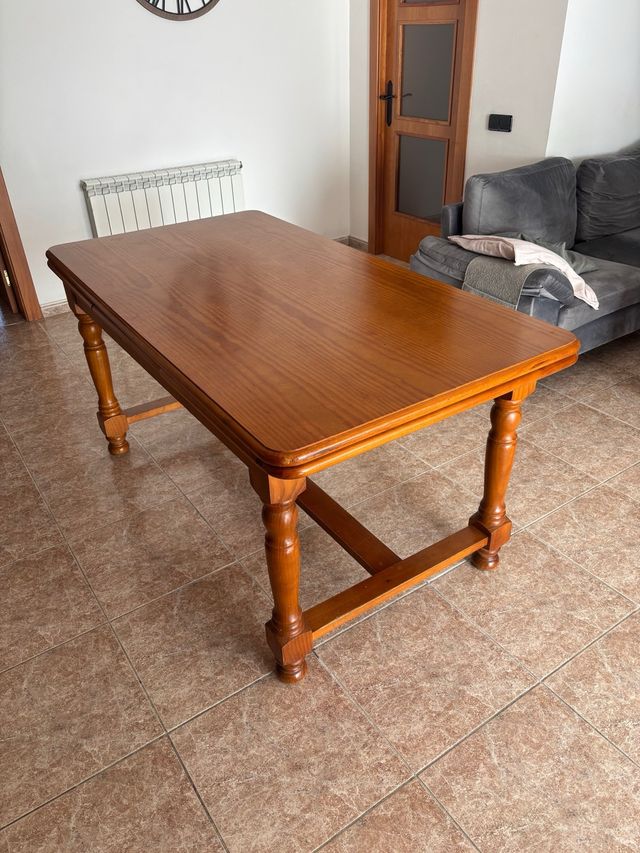 Mesa de comedor de madera
