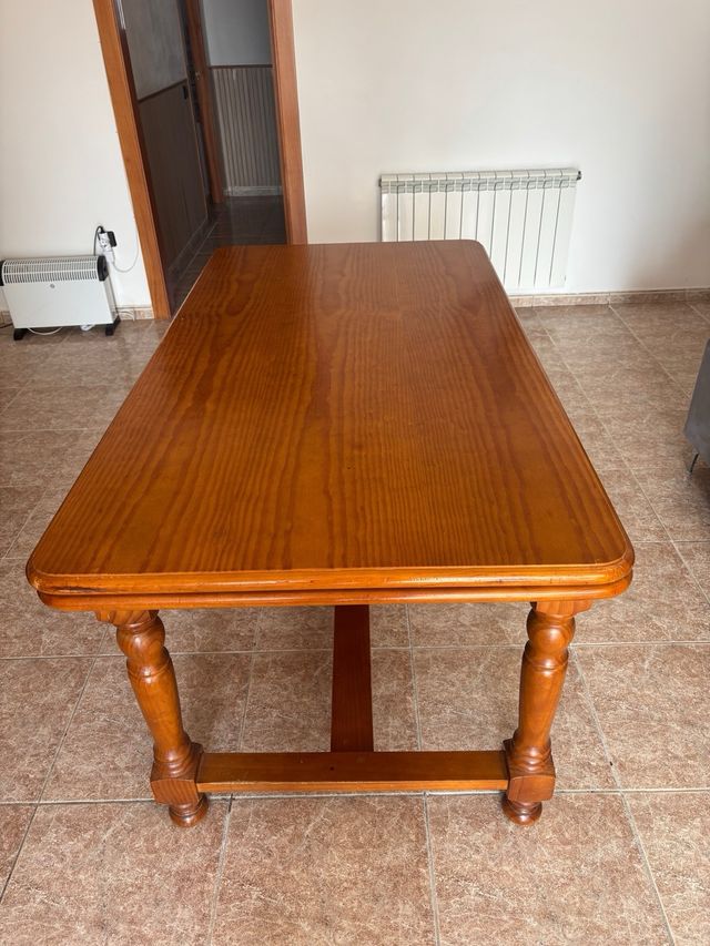 Mesa de comedor de madera