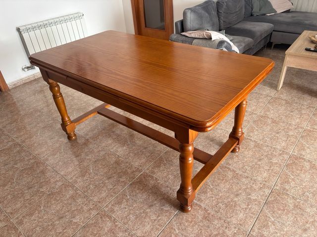 Mesa de comedor de madera