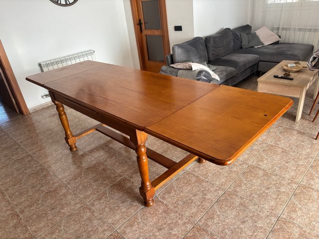Mesa de comedor de madera