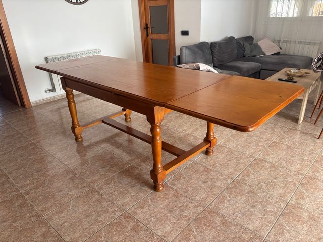 Mesa de comedor de madera