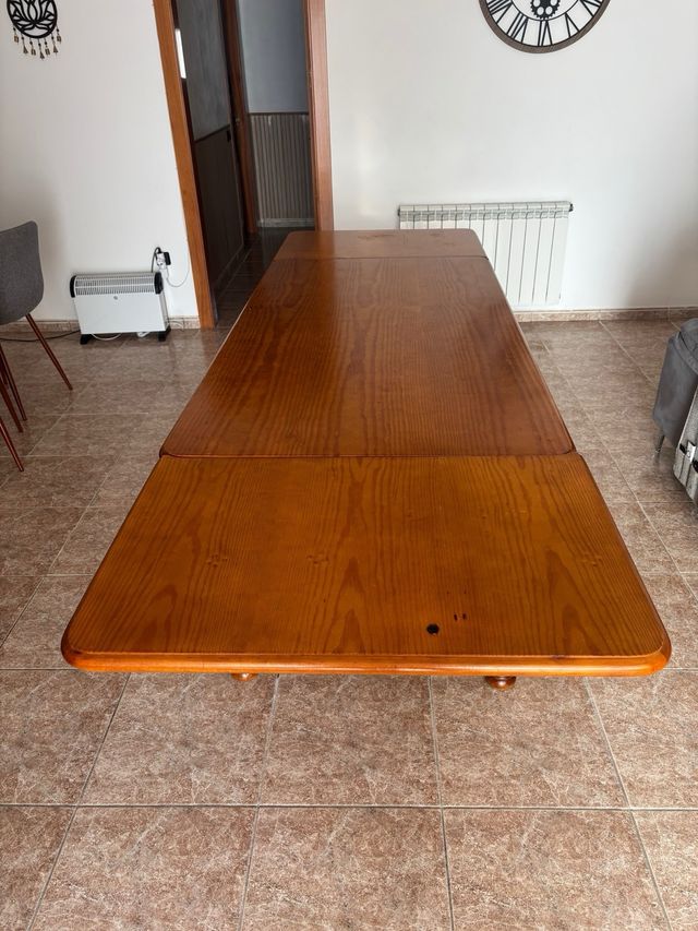 Mesa de comedor de madera