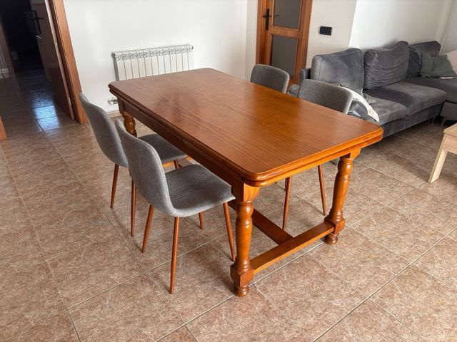 Mesa de comedor de madera
