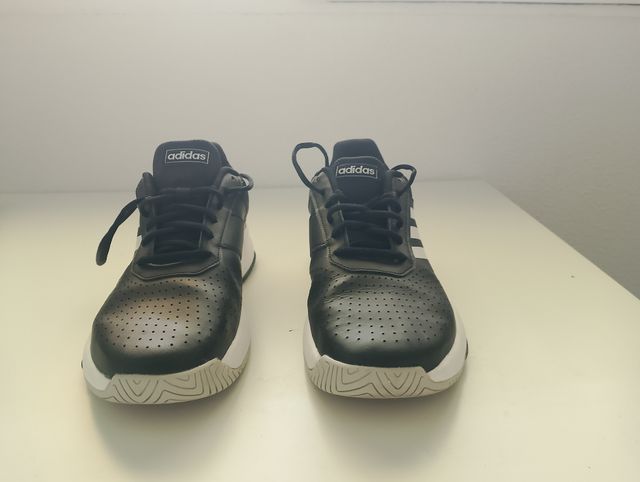 Zapatillas Adidas Negras y Blancas