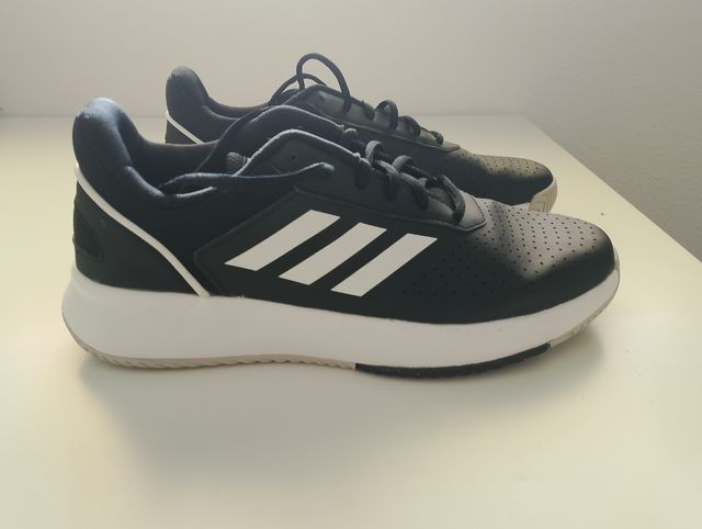 Zapatillas Adidas Negras y Blancas