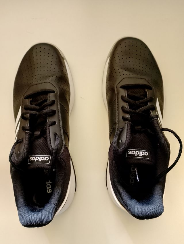 Zapatillas Adidas Negras y Blancas