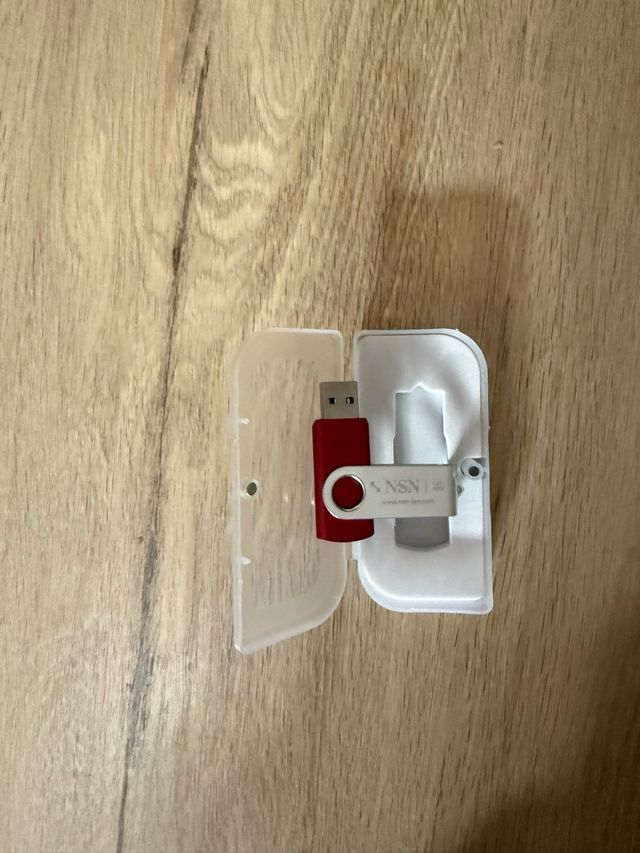 Pendrive Rojo NSN con Caja