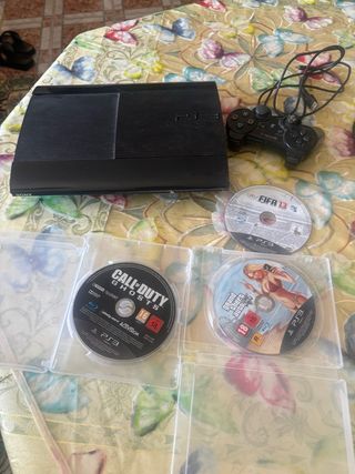 Consola PS3 con 3 juegos un mando y cargador 