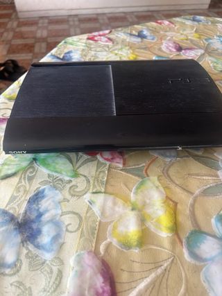 Consola PS3 con 3 juegos un mando y cargador 