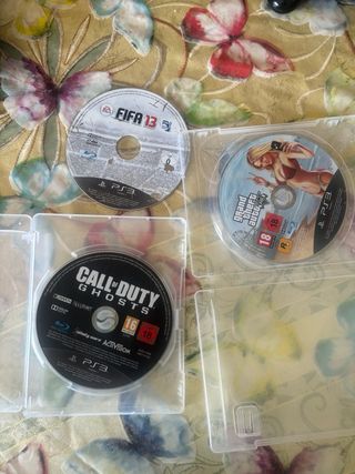 Consola PS3 con 3 juegos un mando y cargador 