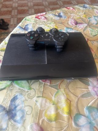 Consola PS3 con 3 juegos un mando y cargador 