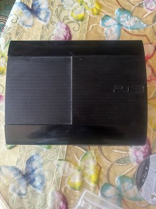 Consola PS3 con 3 juegos un mando y cargador 
