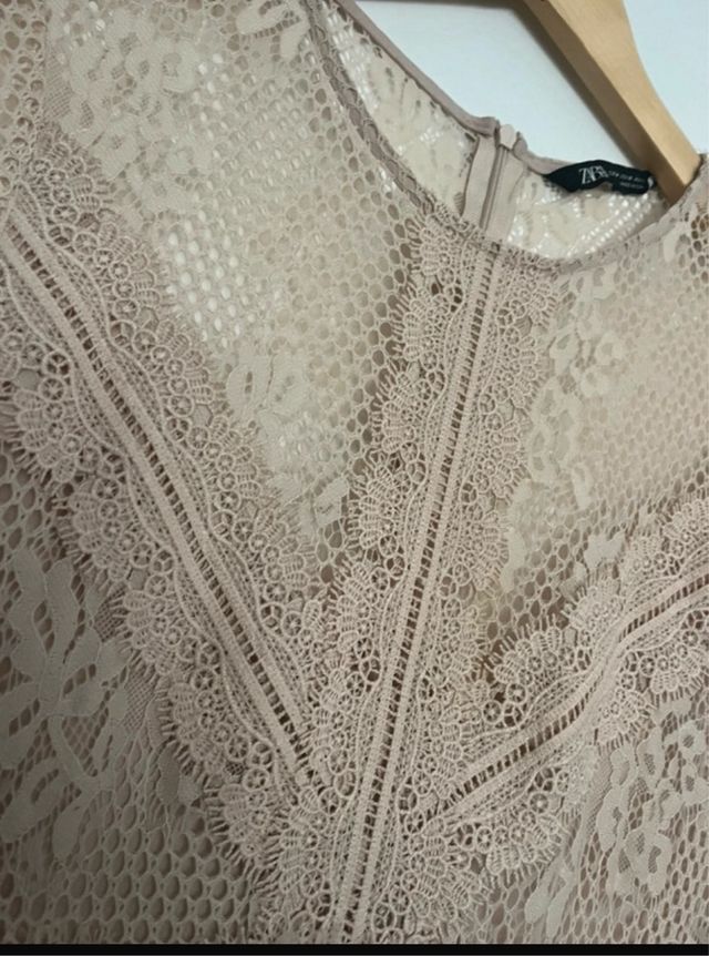 Vestido Zara Nude Encaje y Plisado