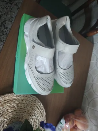 Zapatos anchos plateados y blancos. Anchos especia