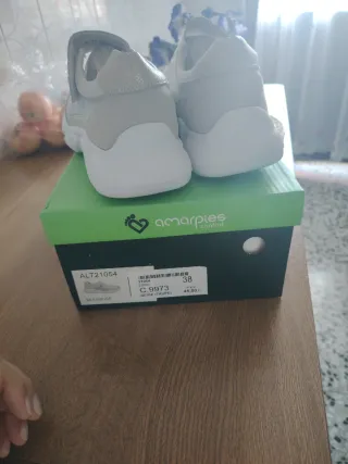 Zapatos anchos plateados y blancos. Anchos especia