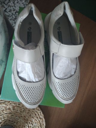 Zapatos anchos plateados y blancos. Anchos especia