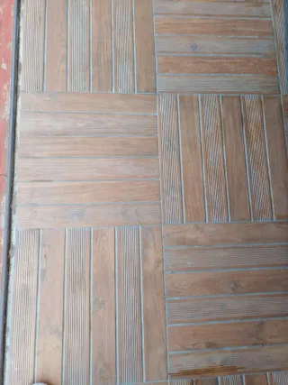 Baldosas imitación madera 44x44.
Seis cajas de 7un