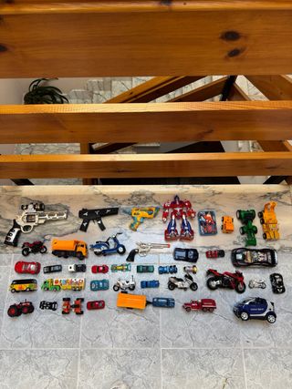 Set di giocattoli, auto e pistole