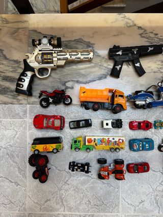 Set di giocattoli, auto e pistole